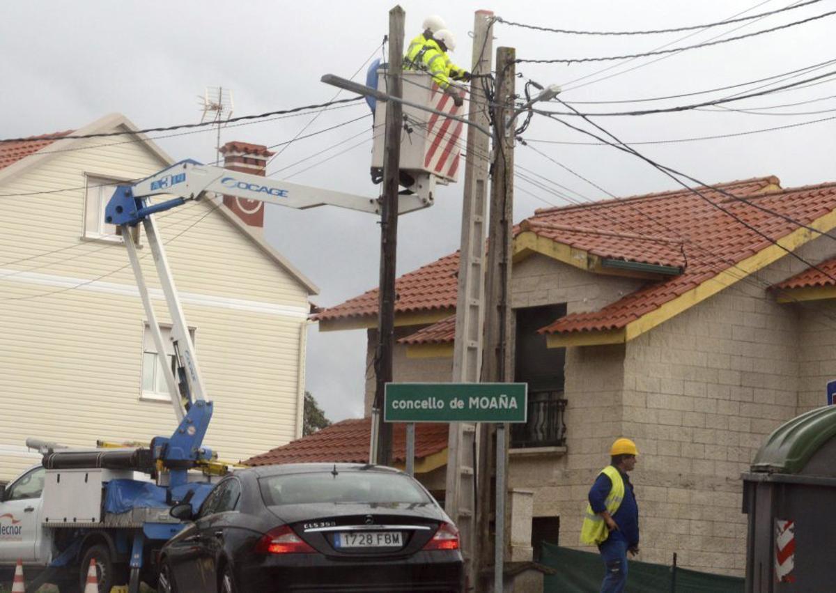 Trabajo en el tendido en Moaña.