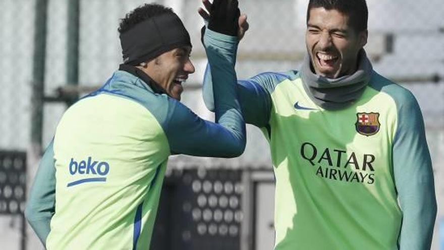 Neymar i Luis Suárez fent broma durant l&#039;entrenament d&#039;ahir del Barça.