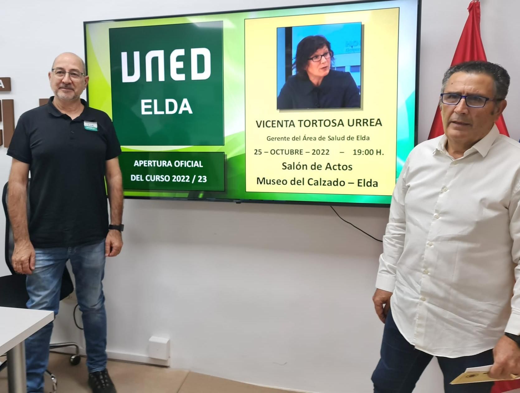El responsable de Negociado del Alumnado de la UNED en Elda, Antonio Melgarejo, y el concejal Amado Navalón.