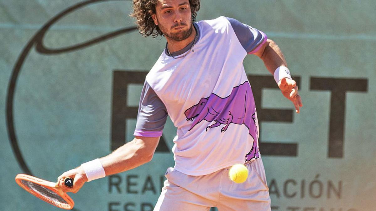 Marco Trungelliti ejecuta un golpe de derecha en su partido de ayer ante Carlos Alcaraz, en El Cortijo. | | MARTA MAGNI/MEF TENNIS EVENTS