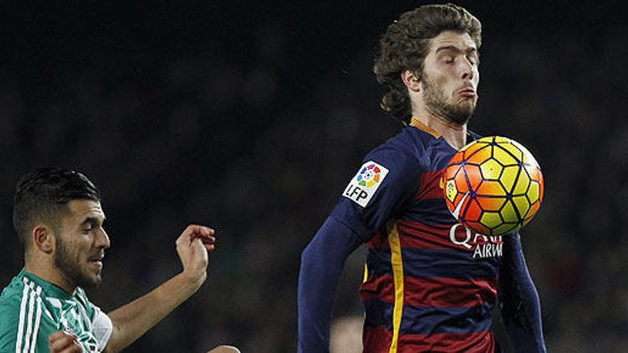 Sergi Roberto intenta controlar un balón ante Ceballos.