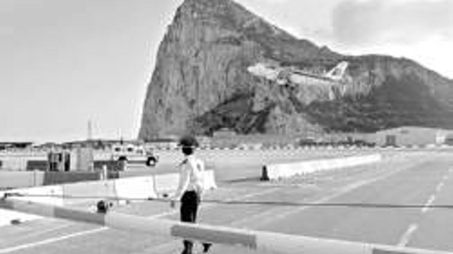 Un avión español vuela por vez primera de España a Gibraltar