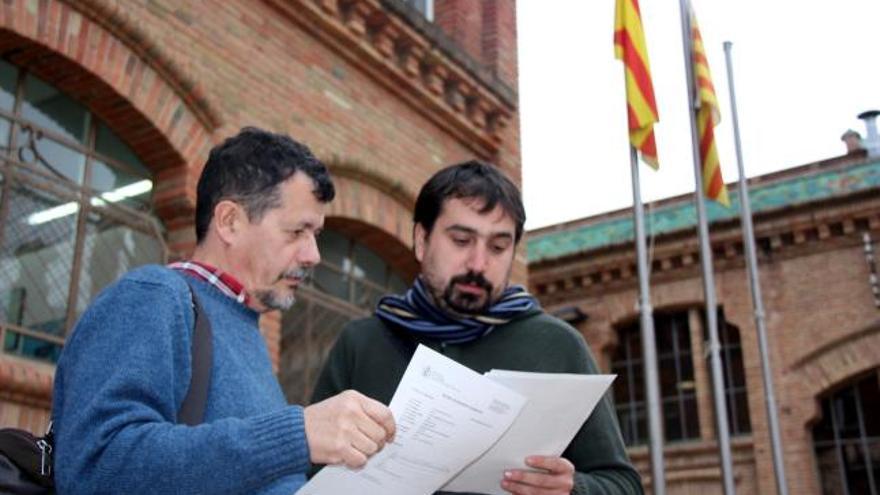 L&#039;alcalde de Celrà, Dani Cornellà, i el tinent d&#039;alcalde, Gerard Fernández, repassant la documentació que els va arribar a finals d&#039;any del Jutjat Contenciós número 1 de Girona.