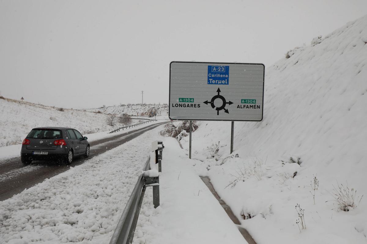 Un vehículo circulando por la autovía Mudéjar (A-23) completamente nevada