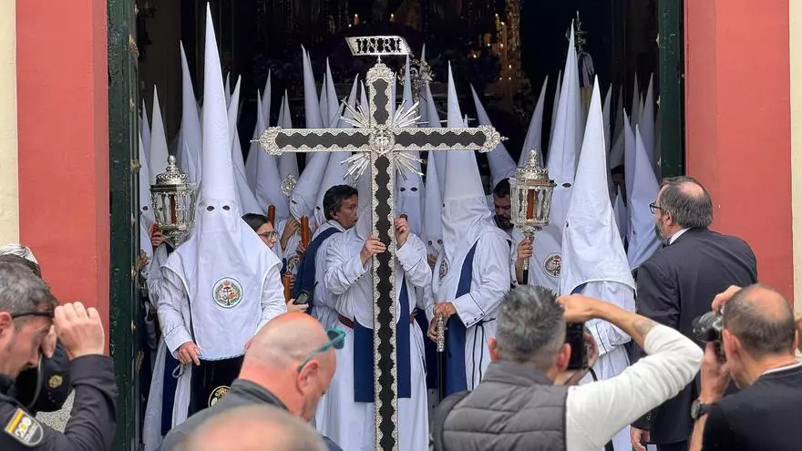 Vídeo | Sale la cruz de guía de la Hermandad de Los Negritos