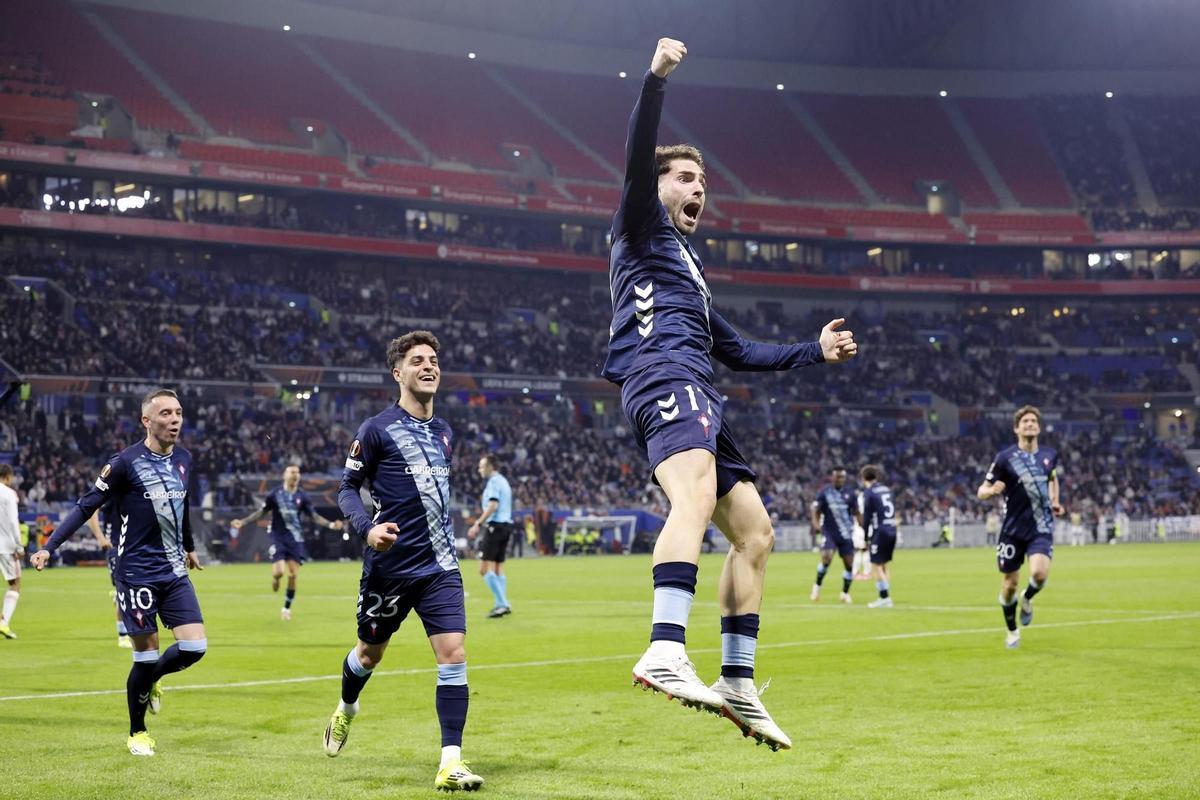 Javi Rueda celebra su gol en el Groupama Stadium ante el Olympique de Lyon.