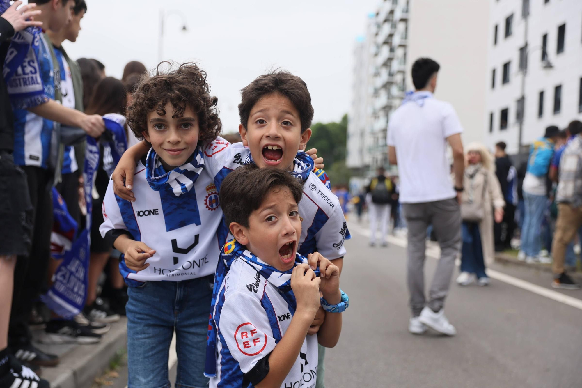EN IMÁGENES: Avilés se tiñe de blanquiazul para la final por el ascenso ante el Rayo Majadahonda