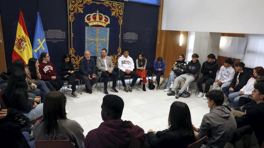 Charla de los alumnos del IES Doctor Fleming con Adrián Barbón, sentado al fondo, en el centro, junto a Fernando Álvarez.