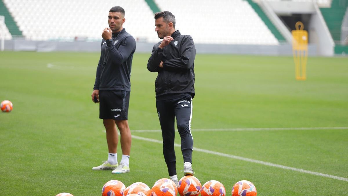 Iván Ania, a la derecha, junto al preparador físico blanquiverde, Pablo Gutiérrez, en la sesión del pasado viernes.