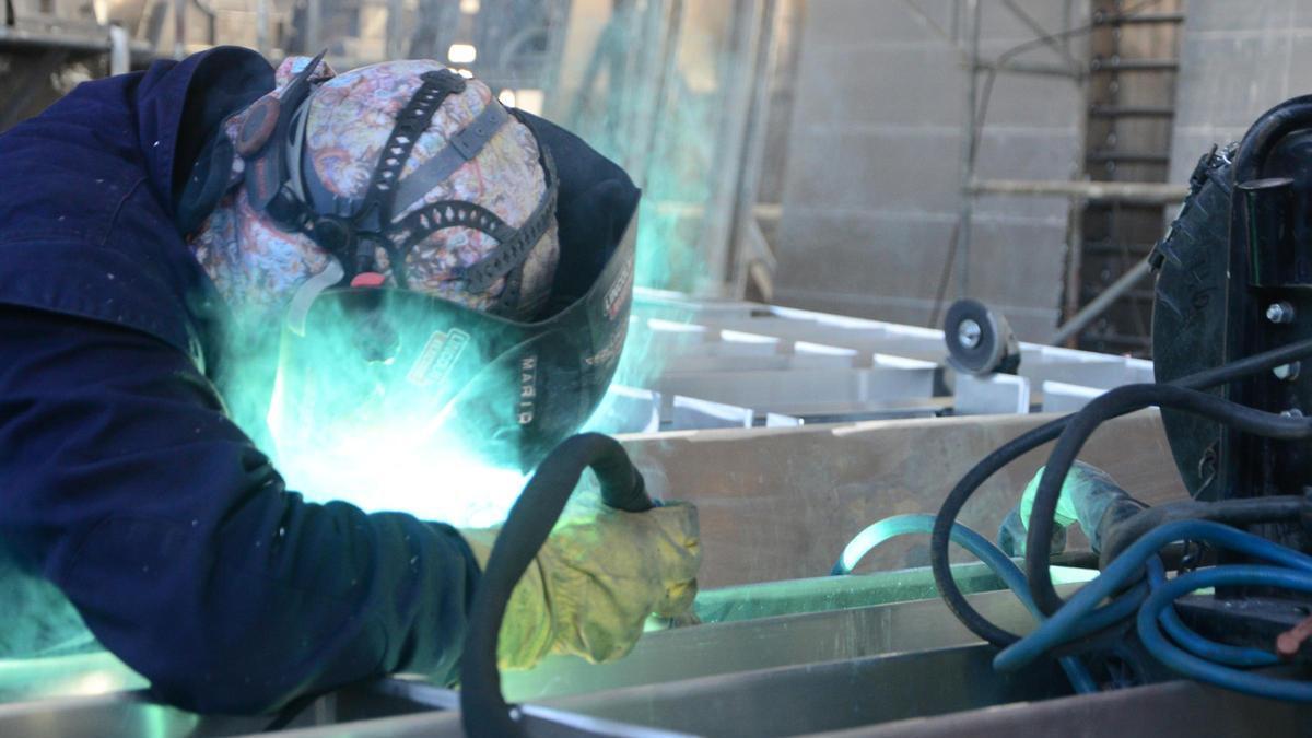 Un soldador trabajando en un astillero.