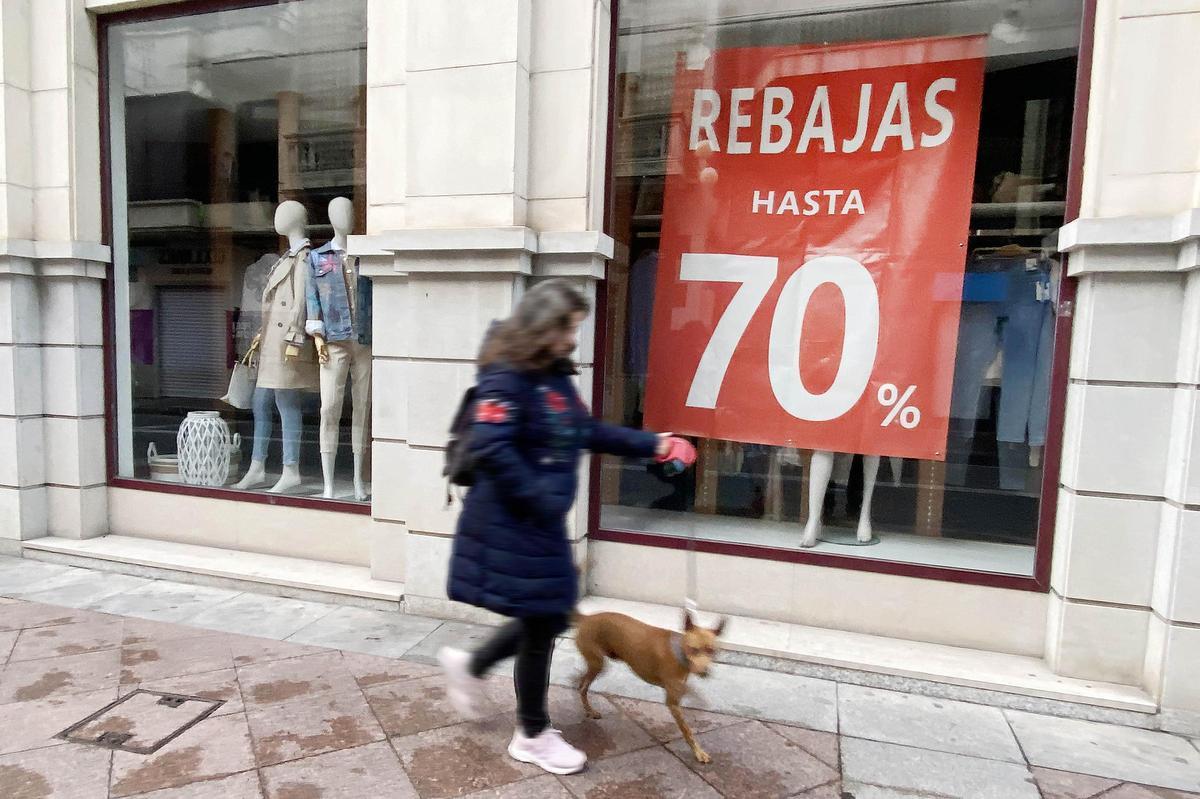 Un comercio local de Elche con un cartel de rebajas.