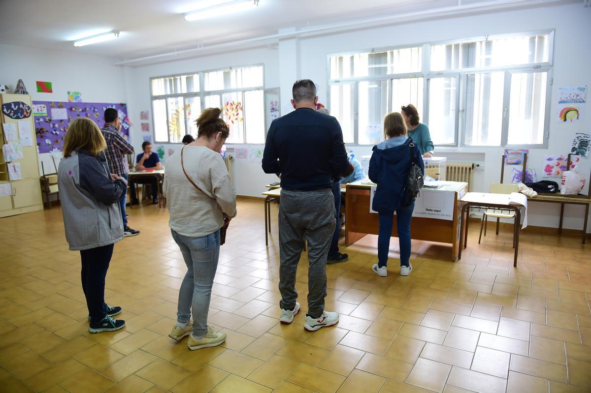 Votaciones, en una mesa electoral de Plasencia este domingo.