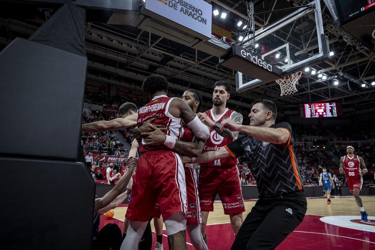 Los jugadores del Casademont Zaragoza, durante una acción del duelo ante el Burgos