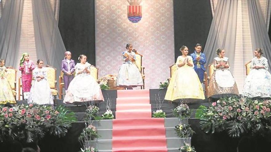 Rocío Vilar ya es la reina infantil de Onda en una edición con una amplia corte de honor
