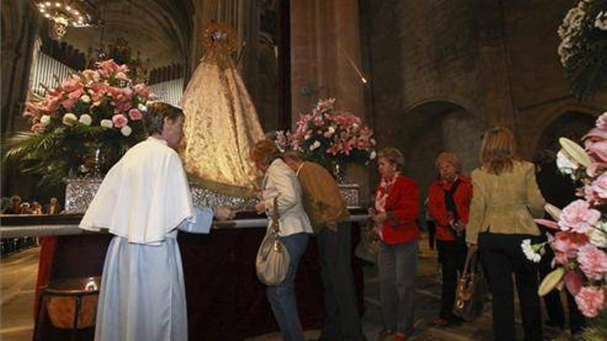 Más de 15.000 personas en el primer día del Besamanto de la patrona de Cáceres