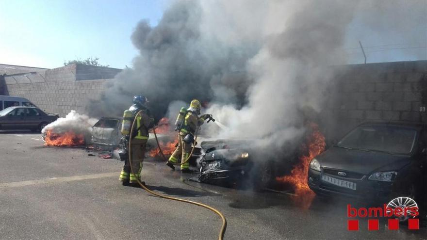 Els cotxes s&#039;han encès en flames.