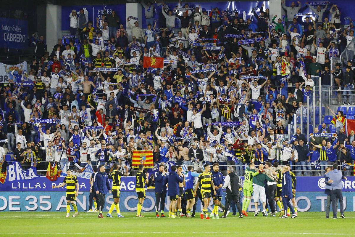 Los jugadores zaragocistas celebran la victoria en El Alcoraz en la grada donde estaban los seguidores en la 23-24.