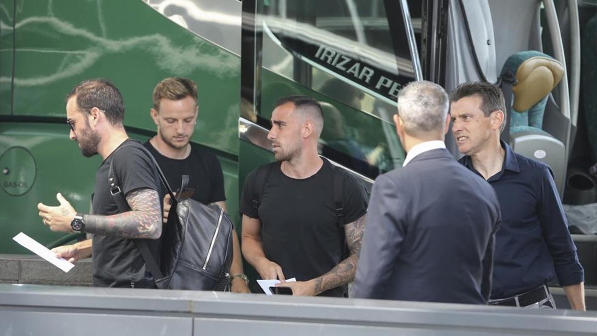 Los jugadores del Barça, a su llegada al hotel de concentración