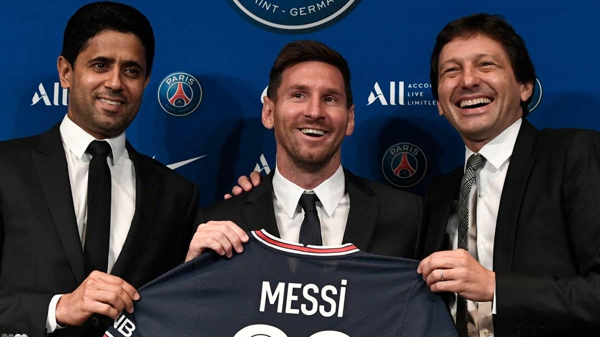 ¡Leo ya enamora en París! Acaba la rueda de prensa posando con la camiseta y Al-Khleaïfi y solo escuchan los gritos de "¡Messi, Messi!"