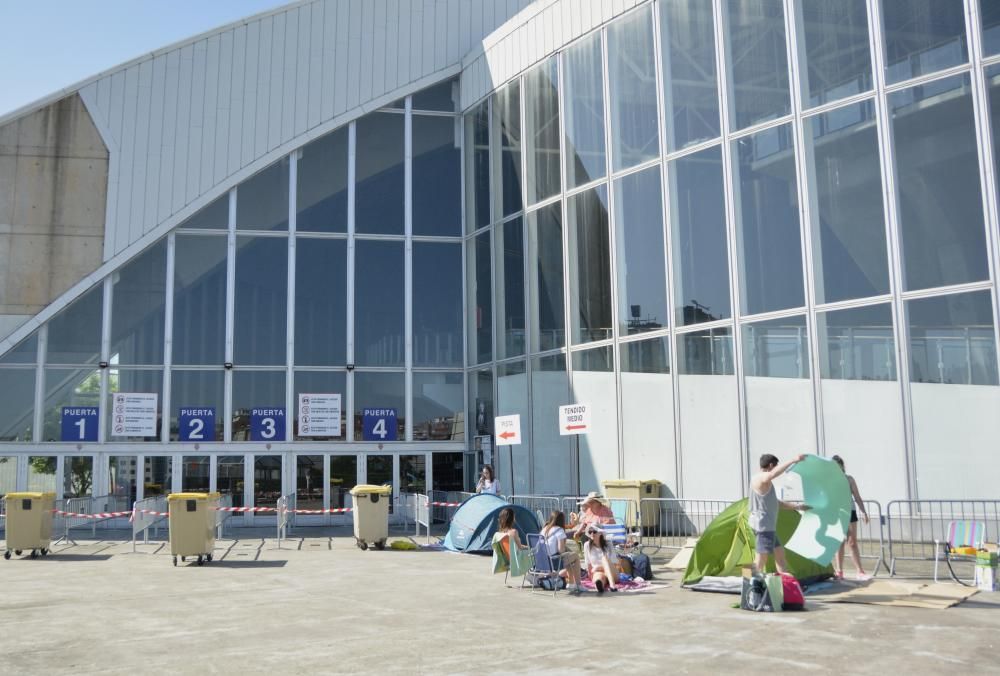 Las primeras fans se instalan en tiendas de campaña para asegurarse un sitio en primera fila en el concierto que el cantante ofrecerá este viernes en el Coliseum.