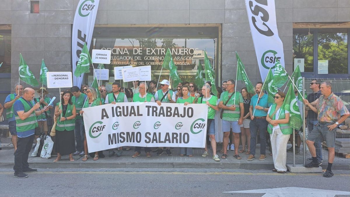 Protestantes de CSIF en la oficina de Extranjería de Zaragoza