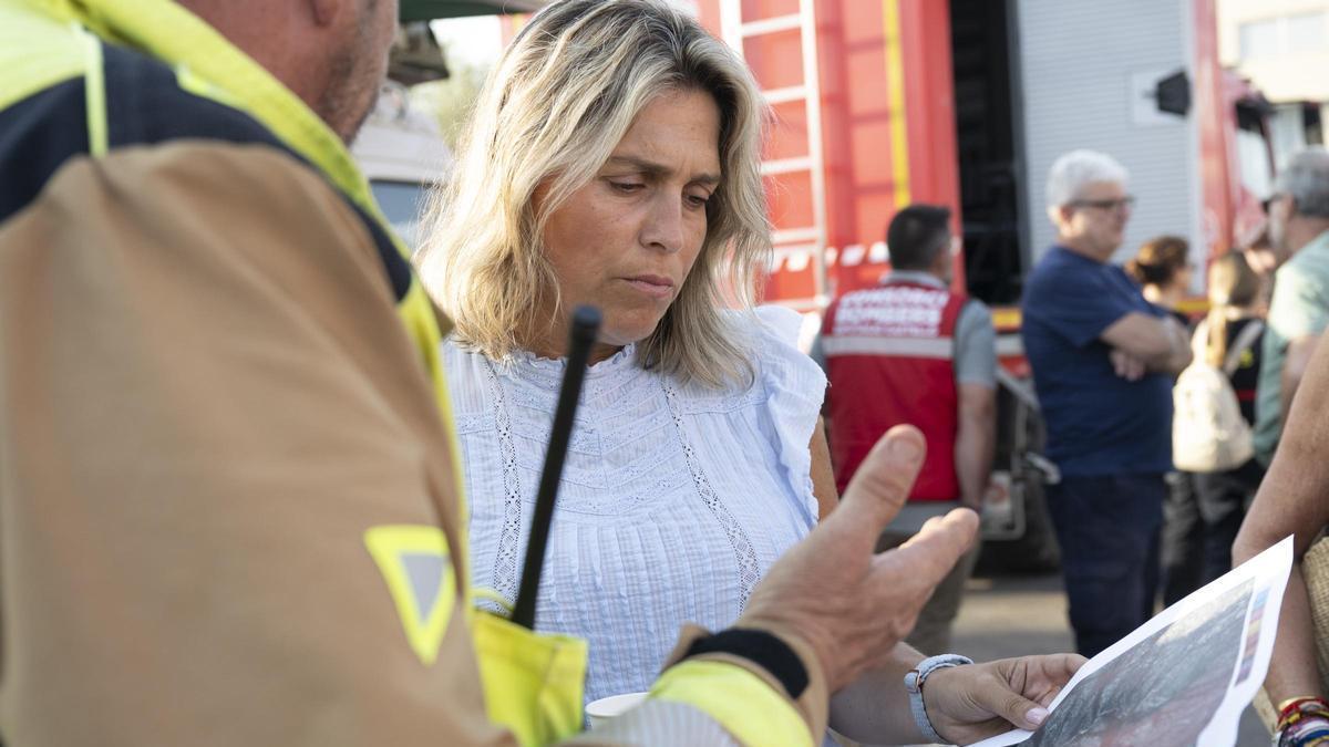 La presidenta de la Diputación, Marta Barrachina, en el puesto de mando del incendio de la Vall d'Uixó.