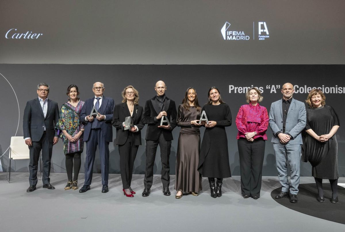 Juan Antonio Pérez Simón, tercero por la izquierda, durante la entrega del Premio «A» en el Reina Sofía con el resto de galardonados y los representantes institucionales.  | FUNDACIÓN  ARCO