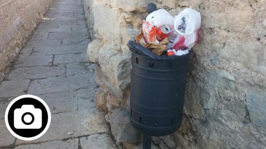 Munts de deixalles s&#039;acumulen a les papereres de la Muralla de Girona