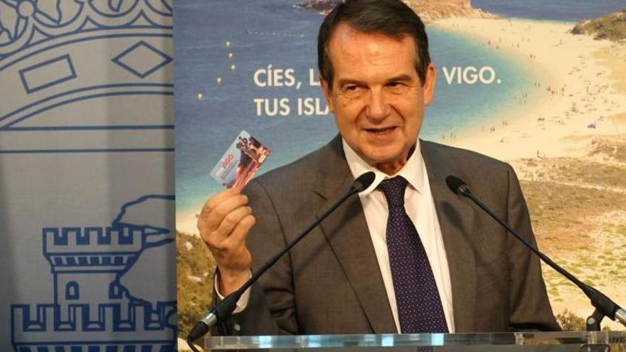 El alcalde, Abel Caballero, con la tarjeta PassVigo. // FDV