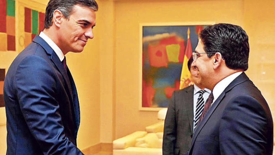 El presidente en funciones Pedro Sánchez con el ministro de Asuntos Exteriores marroquí Nasser Bourita.