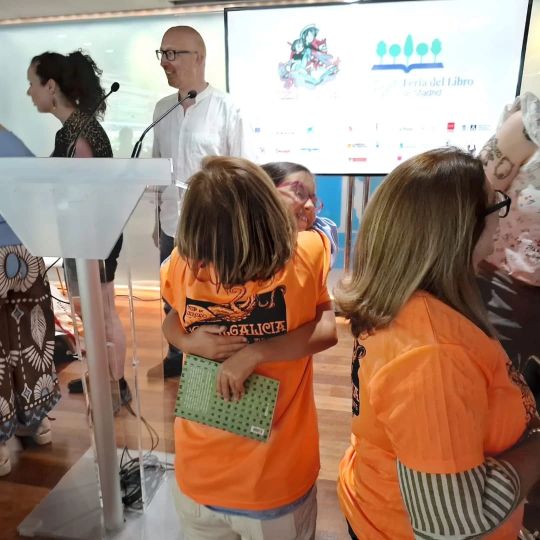 Candela Peña e os alumnos de CEIP Laredo, de Chapela, que gañaron un concurso de lectura na Feira de Madrid