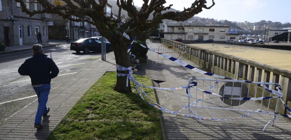 El tramo del paseo de Pescadoira, ayer, que permanece vallado a la espera de comenzar la reparación. | GONZALO NÚÑEZ