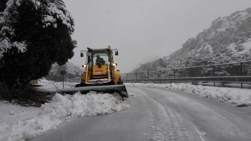 El hielo y la nieve obligan a cerrar dos carreteras en la Serra de Tramuntana