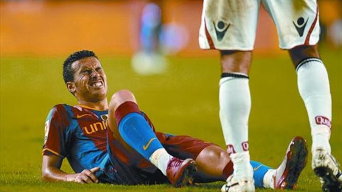 Pedro se queja de dolor tras sufrir la rotura muscular, ayer en el Camp Nou.
