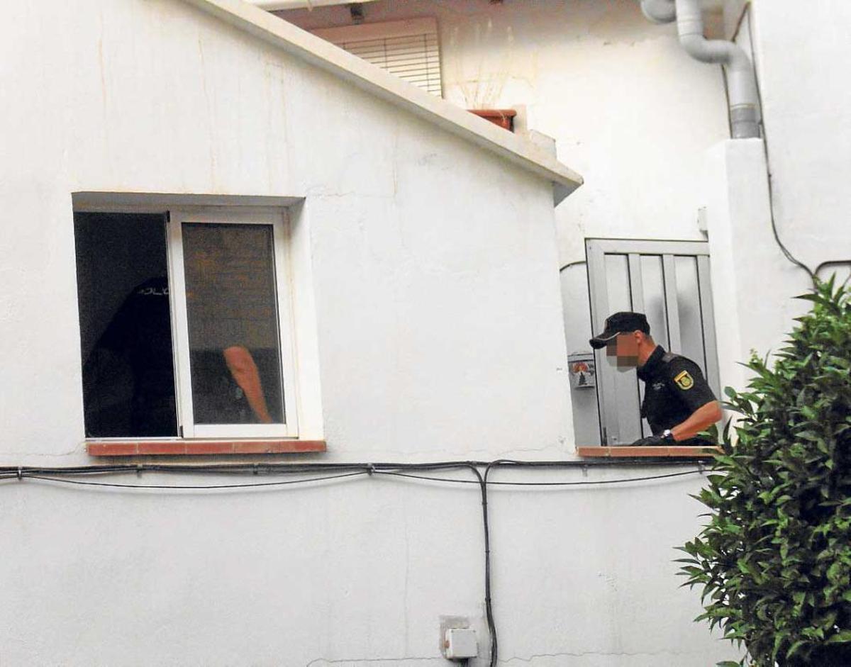 La Policía en la vivienda de Dénia donde ocurrió el crimen.