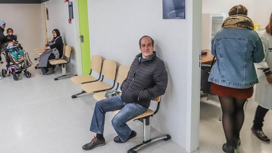 Pacientes esperando que les toque su turno en un centro de salud de Orihuela.