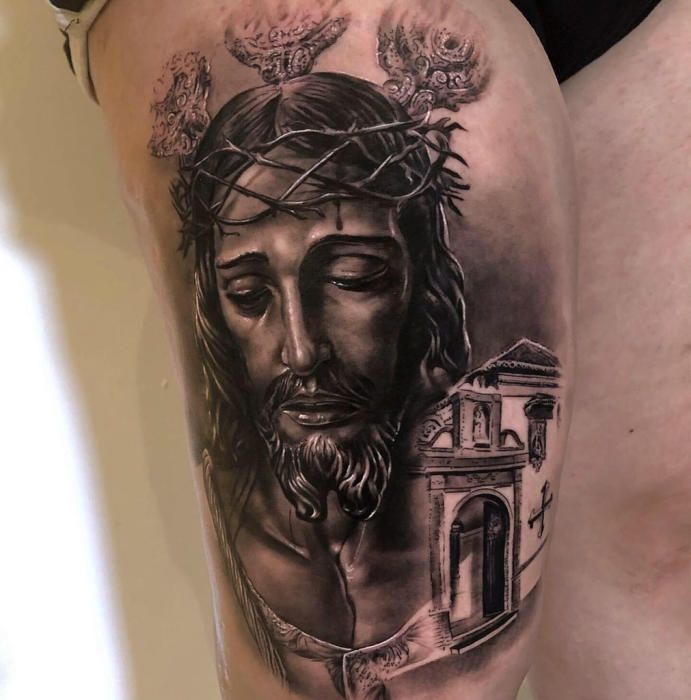Daniel Fernández empezó a tatuar hace tres años, tras cambiar los pinceles por la máquina de tinta. Su especialidad: los tatuajes cofrades.