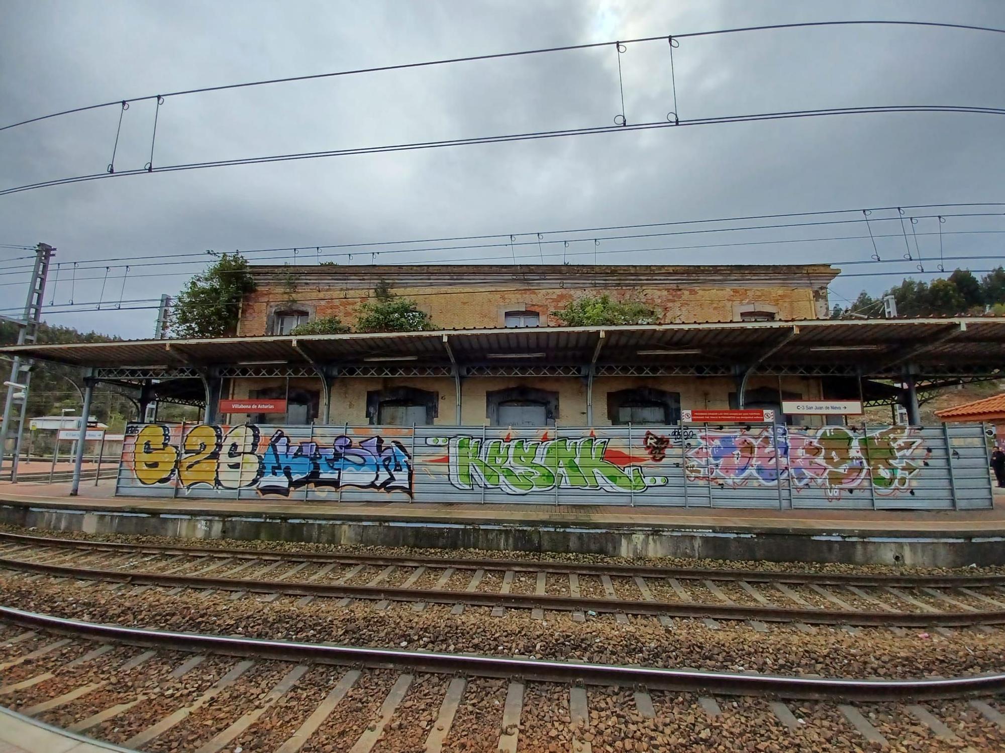 La estación "inglesa" de Villabona, única en Asturias, sigue su imparable deterioro: así es el singular conjunto ferroviario de Llanera