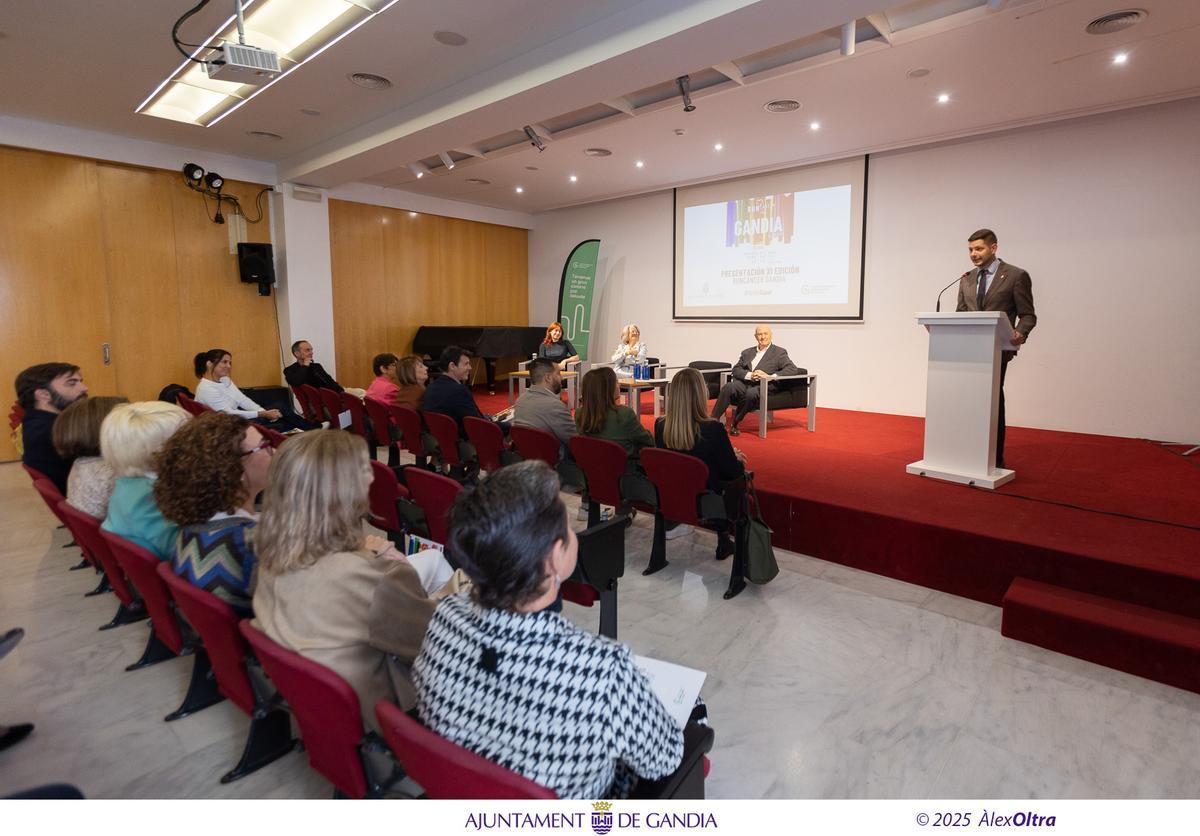 El alcalde de Gandia se dirige a los presentes en el acto