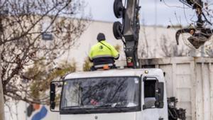 La policia insta les persones que quedaven acampades a la Zona Franca a marxar