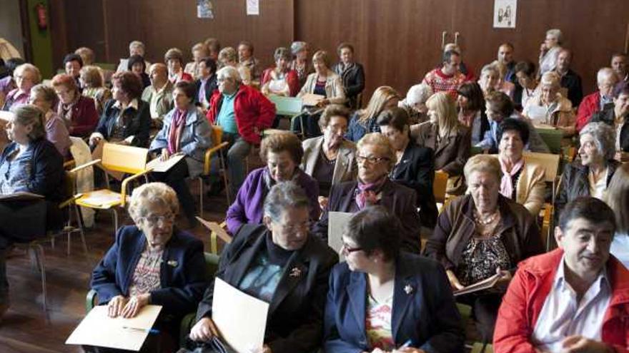 Asistentes a las jornadas del Movimiento Asturiano por la Paz celebradas ayer en Rioseco.