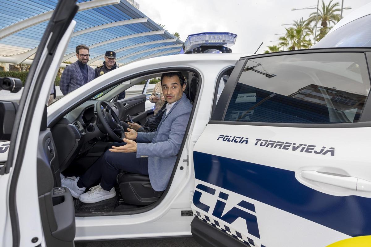 Presentación de los nuevos vehículos policiales en el paseo Vista Alegre de Torrevieja