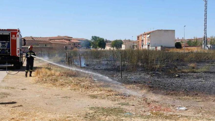 Los bomberos sofocan un nuevo fuego en dos solares de Pinilla sin desbrozar