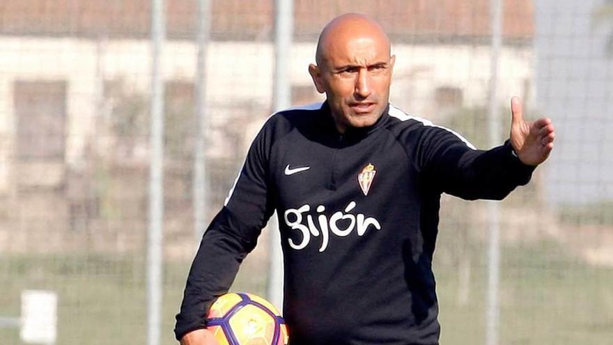 Abelardo, dando indicaciones durante el entrenamiento de ayer.