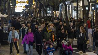 Los peatones ocupan el espacio de los taxis y los buses en San Vicente