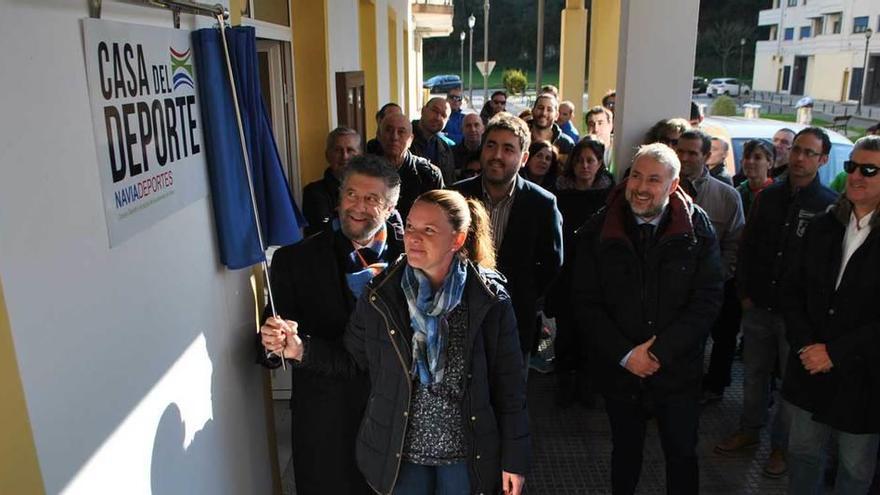 Mirta Pérez, edil de Deportes, inaugura la sede de los clubes, ante la mirada de Ignacio García Palacios, Jonás Fernández y Hugo Alonso, en primer término, ayer en Navia.