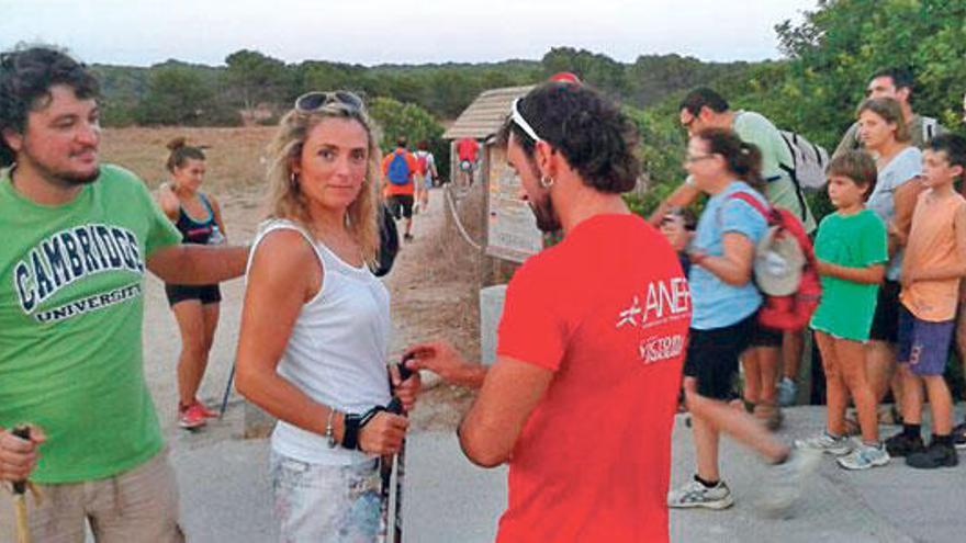 Participantes en la caminata solidaria, ayer sobre las 20.30 h.