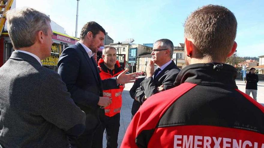 Rueda, López, Faílde y el delegado del Gobierno entregando un camión a Emerxencias. // Bernabé/Cris M.V.