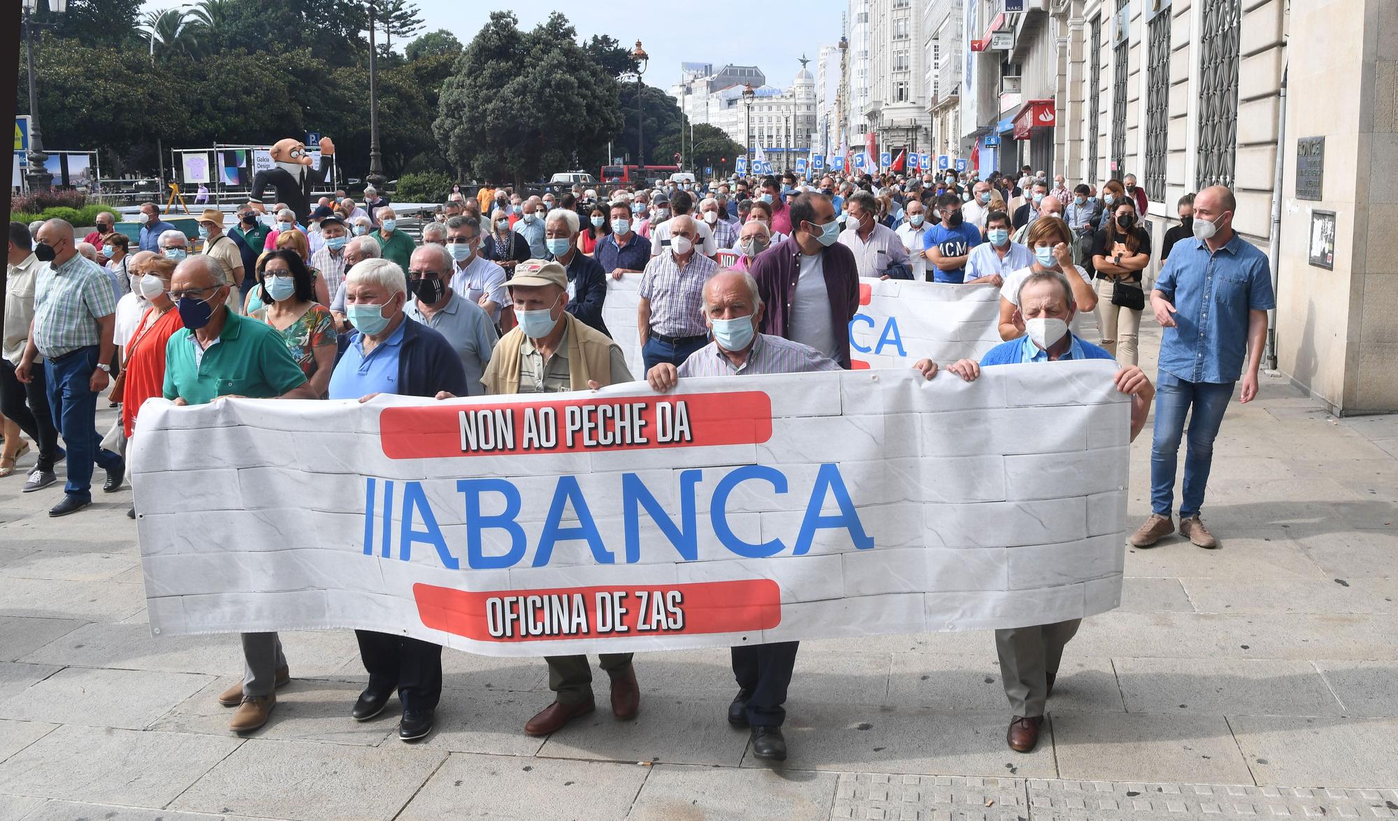 Manifestación contra el cierre de sucursales bancarias en el Obelisco