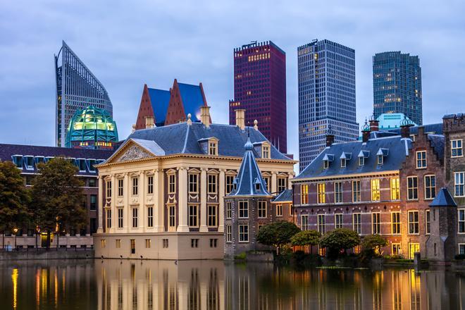 La Haya combina edificios clásicos con gigantes de acero.